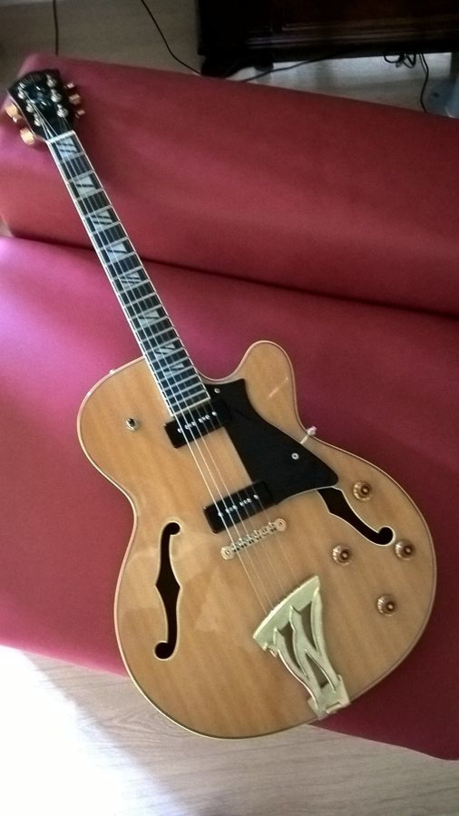 Washburn Guitars Memphis J8 1997 images, videos, reviews, and more